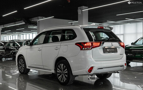 Mitsubishi Outlander III рестайлинг 3, 2022 год, 3 000 000 рублей, 4 фотография