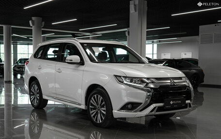 Mitsubishi Outlander III рестайлинг 3, 2022 год, 3 000 000 рублей, 2 фотография