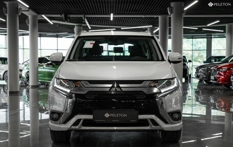 Mitsubishi Outlander III рестайлинг 3, 2022 год, 3 000 000 рублей, 3 фотография
