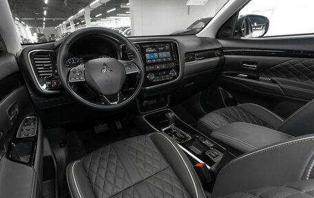 Mitsubishi Outlander III рестайлинг 3, 2022 год, 3 000 000 рублей, 7 фотография