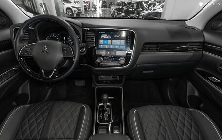 Mitsubishi Outlander III рестайлинг 3, 2022 год, 3 000 000 рублей, 8 фотография