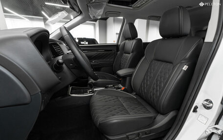 Mitsubishi Outlander III рестайлинг 3, 2022 год, 3 000 000 рублей, 9 фотография