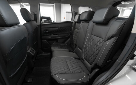 Mitsubishi Outlander III рестайлинг 3, 2022 год, 3 000 000 рублей, 13 фотография