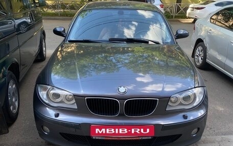 BMW 1 серия, 2005 год, 600 000 рублей, 1 фотография