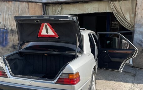 Mercedes-Benz E-Класс, 1992 год, 550 000 рублей, 6 фотография