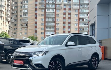 Mitsubishi Outlander III рестайлинг 3, 2021 год, 2 199 000 рублей, 3 фотография