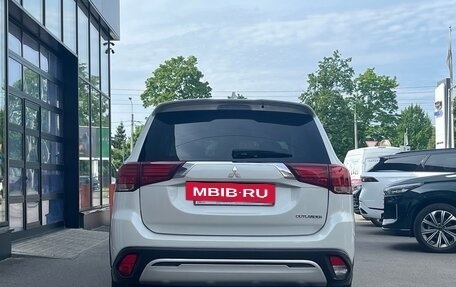 Mitsubishi Outlander III рестайлинг 3, 2021 год, 2 199 000 рублей, 5 фотография