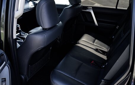 Toyota Land Cruiser Prado 150 рестайлинг 2, 2017 год, 5 300 000 рублей, 28 фотография