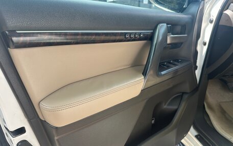 Toyota Land Cruiser 200, 2010 год, 2 700 000 рублей, 7 фотография