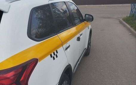 Mitsubishi Outlander III рестайлинг 3, 2019 год, 1 930 000 рублей, 3 фотография