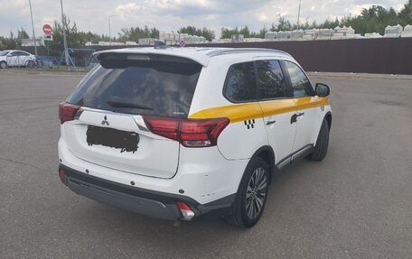 Mitsubishi Outlander III рестайлинг 3, 2019 год, 1 930 000 рублей, 2 фотография