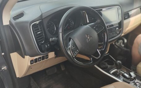 Mitsubishi Outlander III рестайлинг 3, 2019 год, 1 930 000 рублей, 16 фотография