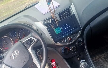 Hyundai Solaris II рестайлинг, 2015 год, 800 000 рублей, 2 фотография
