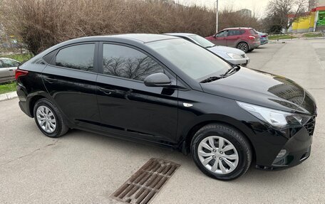 Hyundai Solaris II рестайлинг, 2021 год, 1 750 000 рублей, 1 фотография