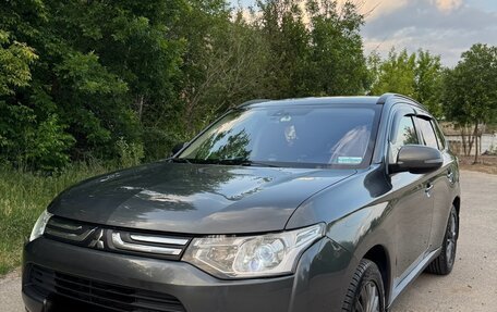 Mitsubishi Outlander III рестайлинг 3, 2013 год, 1 700 000 рублей, 2 фотография