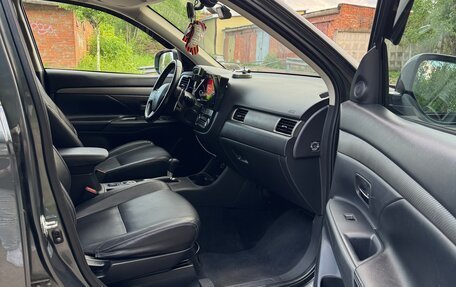 Mitsubishi Outlander III рестайлинг 3, 2013 год, 1 700 000 рублей, 9 фотография