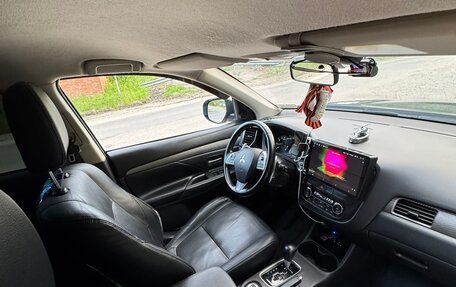 Mitsubishi Outlander III рестайлинг 3, 2013 год, 1 700 000 рублей, 10 фотография