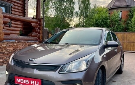 KIA Rio IV, 2018 год, 1 075 000 рублей, 1 фотография