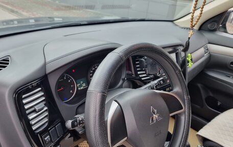 Mitsubishi Outlander III рестайлинг 3, 2015 год, 1 350 000 рублей, 3 фотография