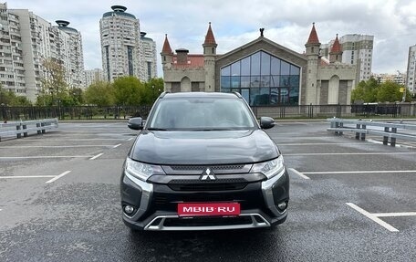 Mitsubishi Outlander III рестайлинг 3, 2022 год, 2 400 000 рублей, 1 фотография
