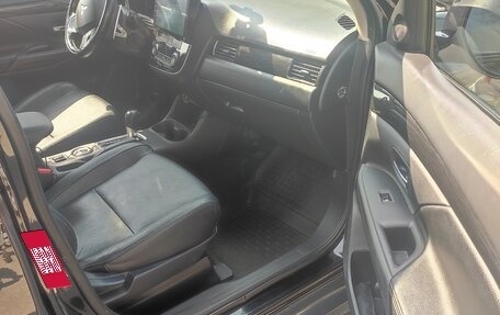 Mitsubishi Outlander III рестайлинг 3, 2016 год, 1 780 000 рублей, 9 фотография