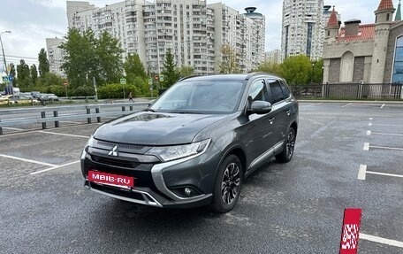 Mitsubishi Outlander III рестайлинг 3, 2022 год, 2 400 000 рублей, 8 фотография