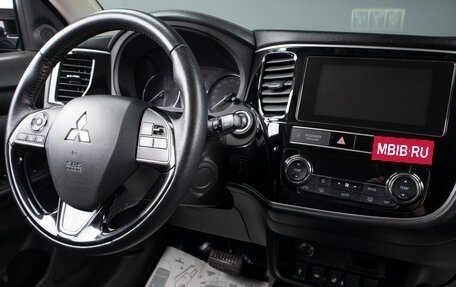 Mitsubishi Outlander III рестайлинг 3, 2019 год, 2 099 000 рублей, 10 фотография