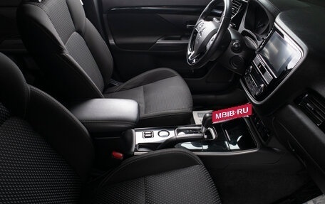 Mitsubishi Outlander III рестайлинг 3, 2019 год, 2 099 000 рублей, 16 фотография