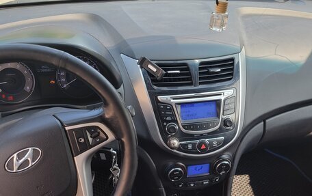 Hyundai Solaris II рестайлинг, 2013 год, 430 000 рублей, 9 фотография