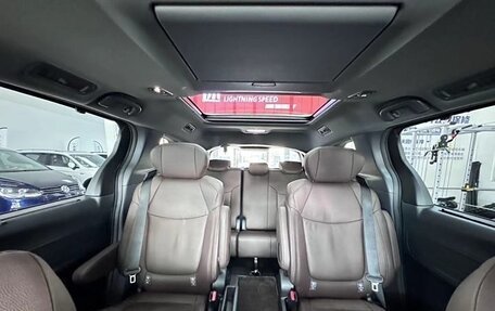 Toyota Sienna, 2022 год, 4 199 000 рублей, 10 фотография