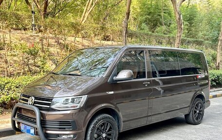 Volkswagen Caravelle T6 рестайлинг, 2017 год, 3 473 000 рублей, 2 фотография