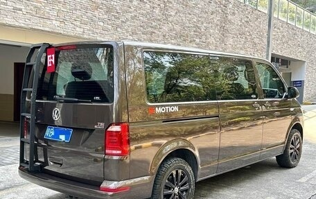 Volkswagen Caravelle T6 рестайлинг, 2017 год, 3 473 000 рублей, 3 фотография