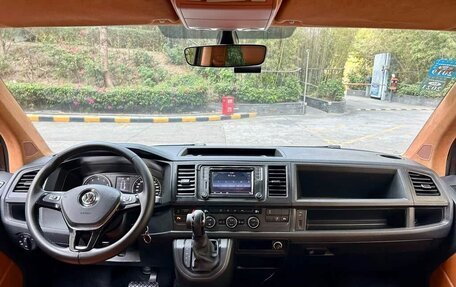 Volkswagen Caravelle T6 рестайлинг, 2017 год, 3 473 000 рублей, 7 фотография