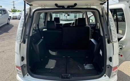 Toyota ISis I, 2013 год, 1 045 000 рублей, 14 фотография