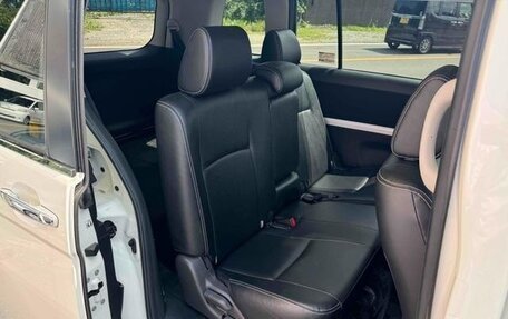 Toyota ISis I, 2013 год, 1 045 000 рублей, 13 фотография
