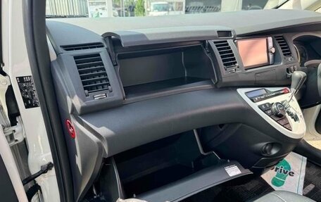 Toyota ISis I, 2013 год, 1 045 000 рублей, 21 фотография