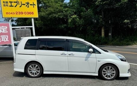 Toyota ISis I, 2013 год, 1 045 000 рублей, 24 фотография