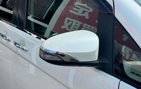 Toyota ISis I, 2013 год, 1 045 000 рублей, 30 фотография