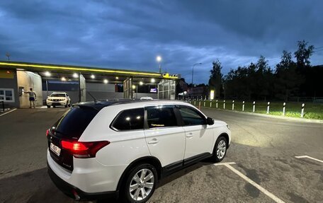 Mitsubishi Outlander III рестайлинг 3, 2016 год, 2 000 000 рублей, 6 фотография