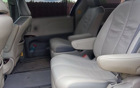 Toyota Sienna III, 2011 год, 2 450 000 рублей, 8 фотография