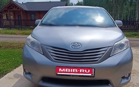 Toyota Sienna III, 2011 год, 2 450 000 рублей, 3 фотография