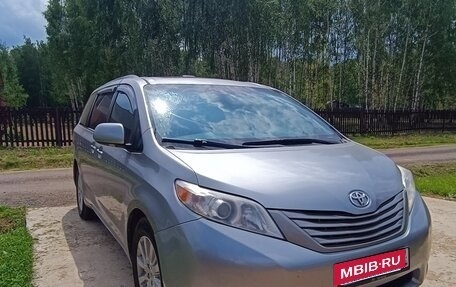 Toyota Sienna III, 2011 год, 2 450 000 рублей, 2 фотография