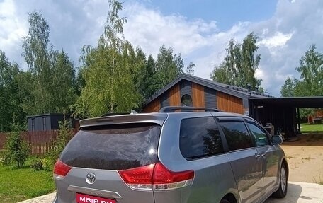 Toyota Sienna III, 2011 год, 2 450 000 рублей, 4 фотография