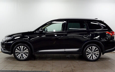 Mitsubishi Outlander III рестайлинг 3, 2019 год, 1 820 000 рублей, 4 фотография