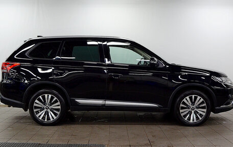 Mitsubishi Outlander III рестайлинг 3, 2019 год, 1 820 000 рублей, 5 фотография