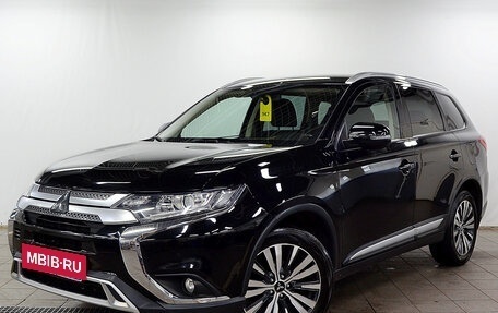 Mitsubishi Outlander III рестайлинг 3, 2019 год, 1 820 000 рублей, 2 фотография