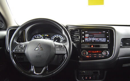 Mitsubishi Outlander III рестайлинг 3, 2019 год, 1 820 000 рублей, 11 фотография