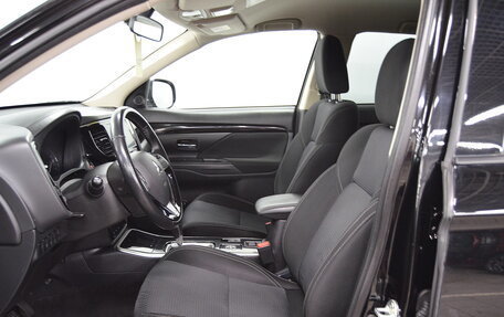 Mitsubishi Outlander III рестайлинг 3, 2019 год, 1 820 000 рублей, 10 фотография