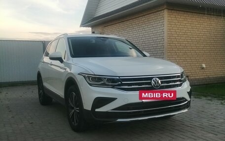 Volkswagen Tiguan II, 2021 год, 4 250 000 рублей, 2 фотография