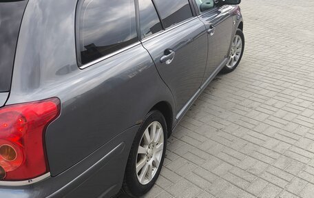 Toyota Avensis III рестайлинг, 2003 год, 700 000 рублей, 3 фотография
